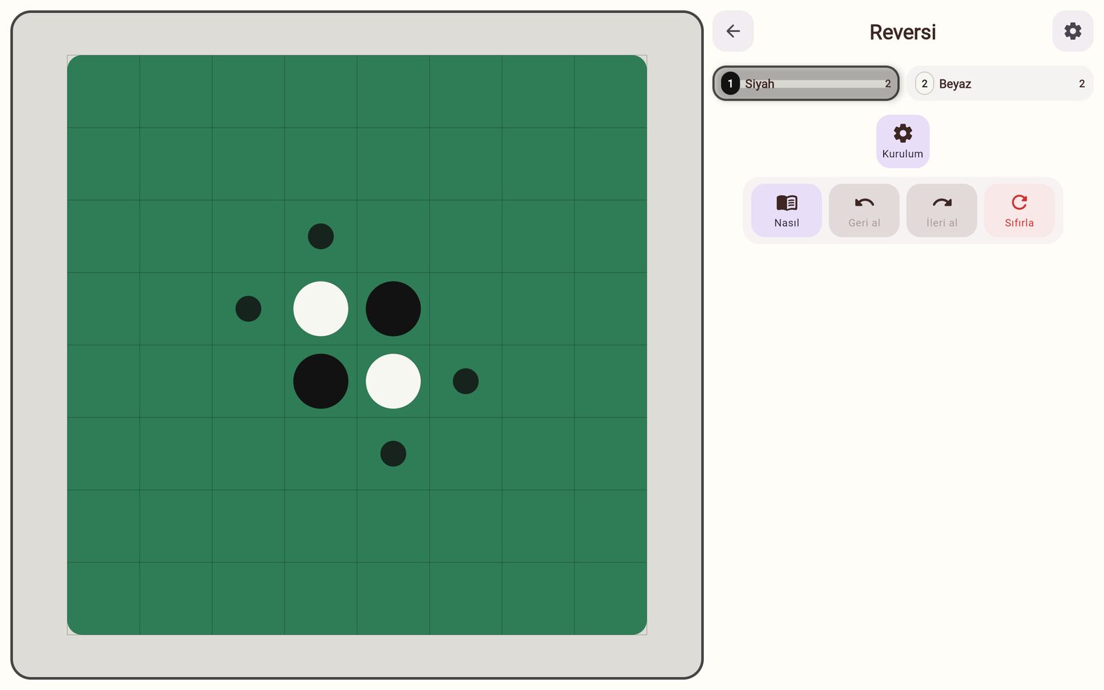Reversi oyun ekranı. Rakip taşlarını iki ucundan sıkıştır.